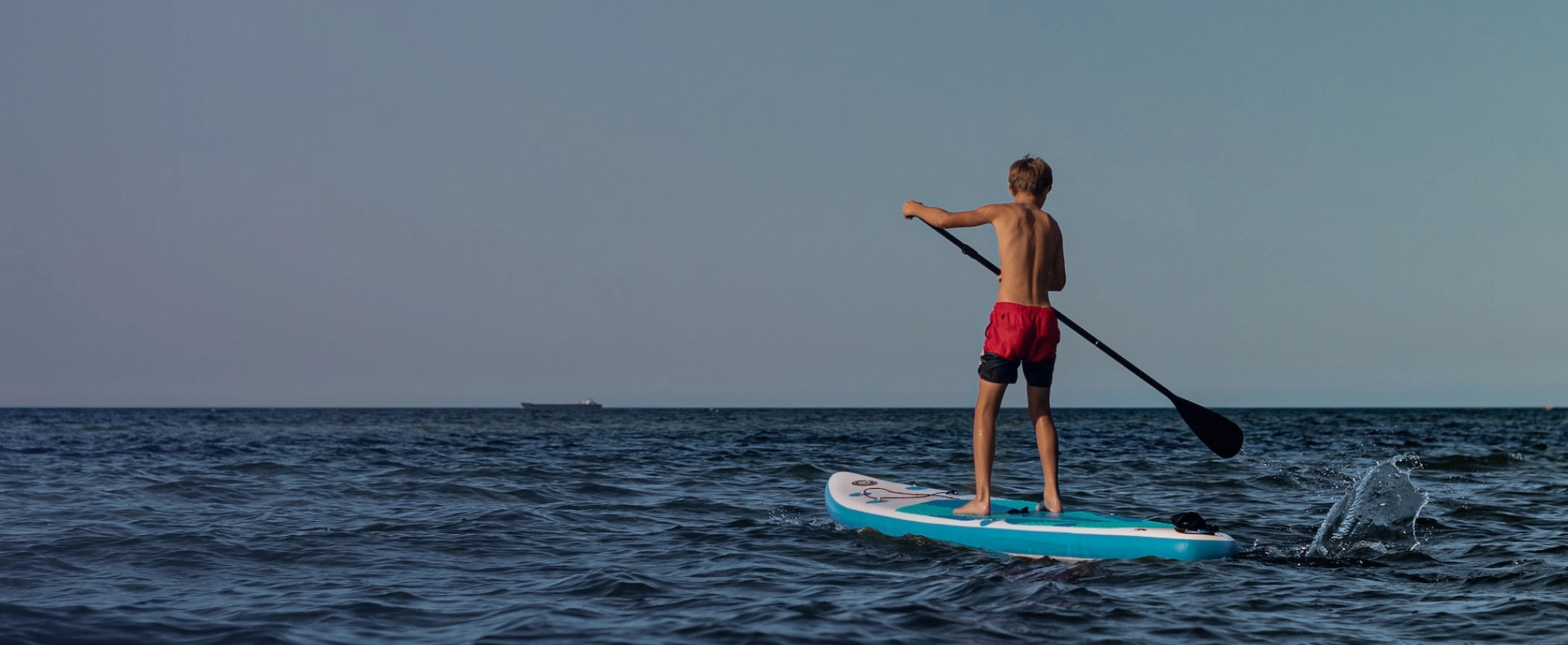 Junge auf Stand up Paddle Board