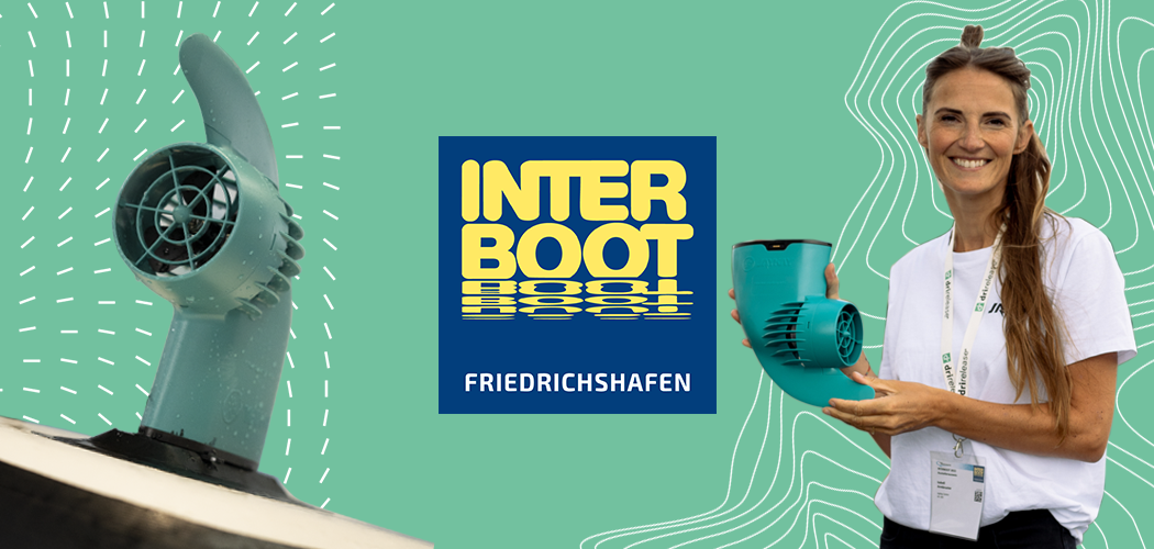 Una donna pagaia verso il tramonto su una tavola da SUP