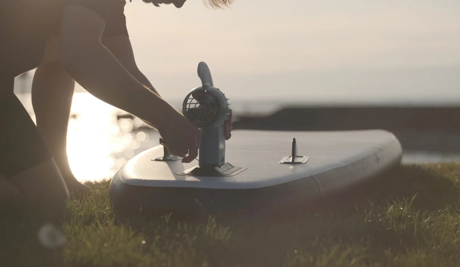 Uomo che lavora su una tavola da SUP rovesciata